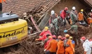 Tim Sar evakuasi Korban longsor