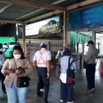 Para pengguna KRL dengan tertib mengikuti arahan petugas di lapangan menuju jalur 4, 5, 6, dan 7 melintasi lantai dua bangunan baru, Senin, 22 November 2021. (Foto: Beritasatu.com)