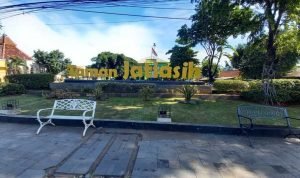 Taman Jatiasih, Kota Bekasi, menjadi viral setelah beredar video pasangan yang bukan suami istri bermesraan di depan umum pada Sabtu, 20 November 2021 lalu. (Foto: Beritasatu)