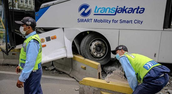 Petugas membongkar separator untuk evakuasi usai terjadinya kecelakaan bus Transjakarta yang menabrak separator di Jalan Jendral Sudirman, Jakarta Selatan, Jumat 3 Desember 2021. (Foto: BeritaSatuPhoto/Joanito De Saojoao)