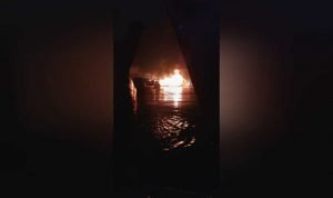 Kapal terbakar di Muara Angke, Penjaringan, Jakarta Utara, Senin, 17 Januari 2022. (Foto: Istimewa)