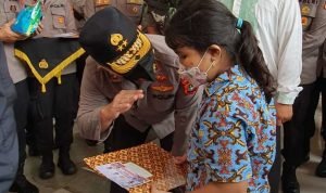 Kapolda Metro Jaya, Irjen Pol Fadil Imran menyapa pelajar di Tangerang saat mengunjungi sentra vaksinasi Covid-19 di Puspemkot Tangerang, Jumat 18 Februari 2022. (Foto: Beritasatu/Chairul Fikri)
